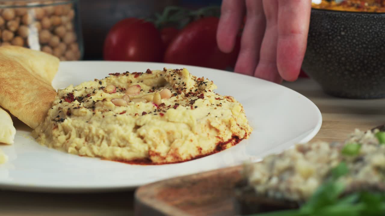 이스라엘 요리. 피타 클로즈업으로 장식된 후무스 접시. 국가 음식, 중동 문화. 채식주의자 치키피 푸리 간식. 치키피 김으로 만든 애피테이저