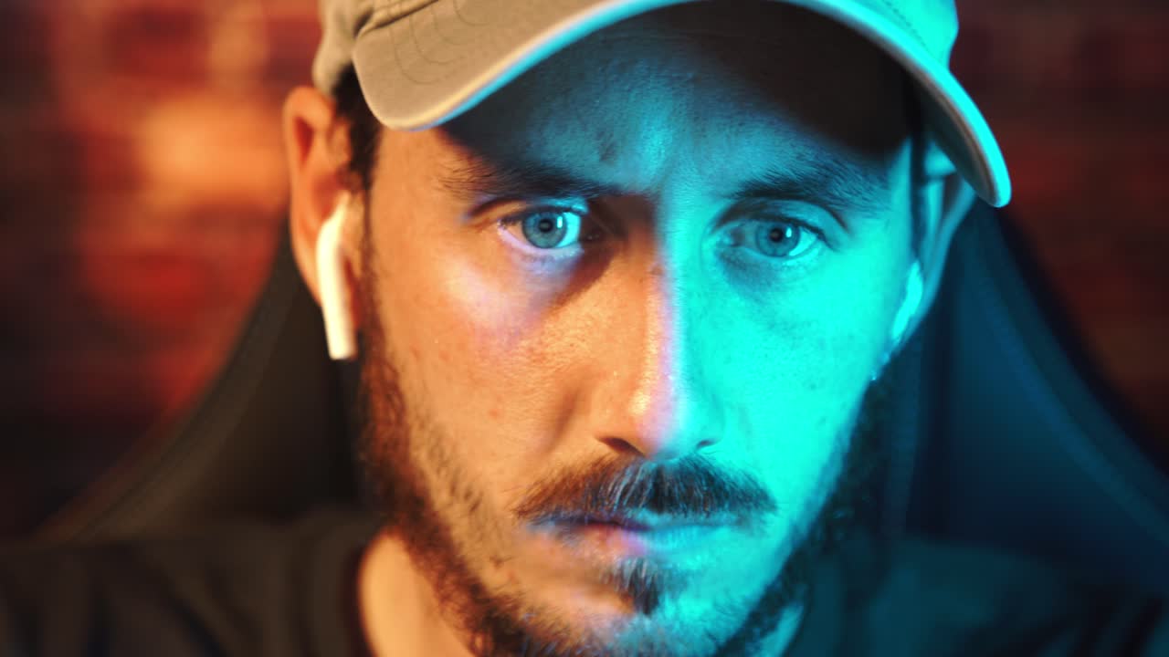 primer plano adicto al trabajo serio con configuración de iluminación mixta en el estudio