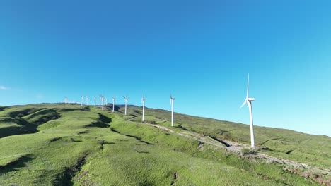 Molinos-De-Viento-Sobre-Las-Montañas-Verdes-Del-Oeste-De-Maui