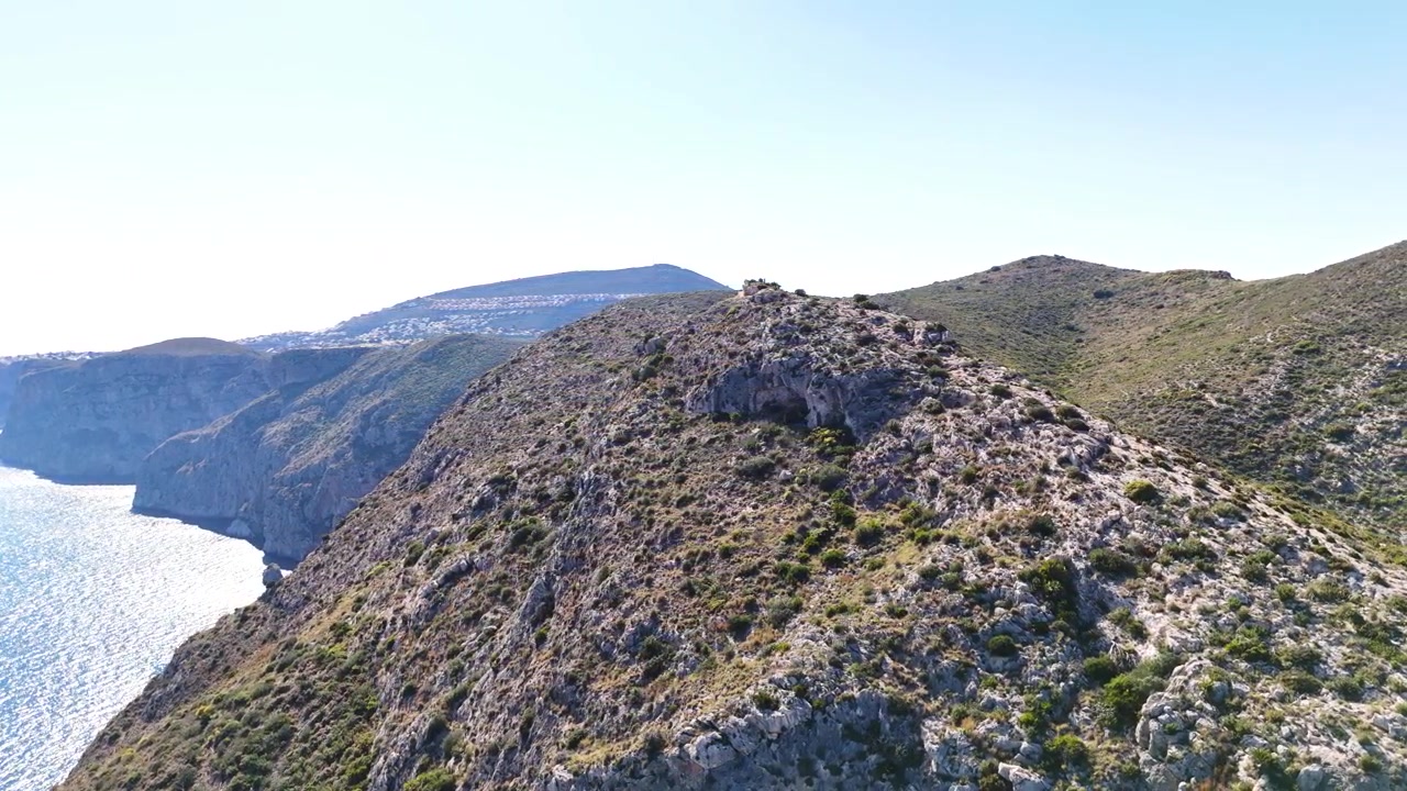 Costa rocciosa panoramica con colline e il Mar Mediterraneo in Spagna, destinazione di viaggio ideale
