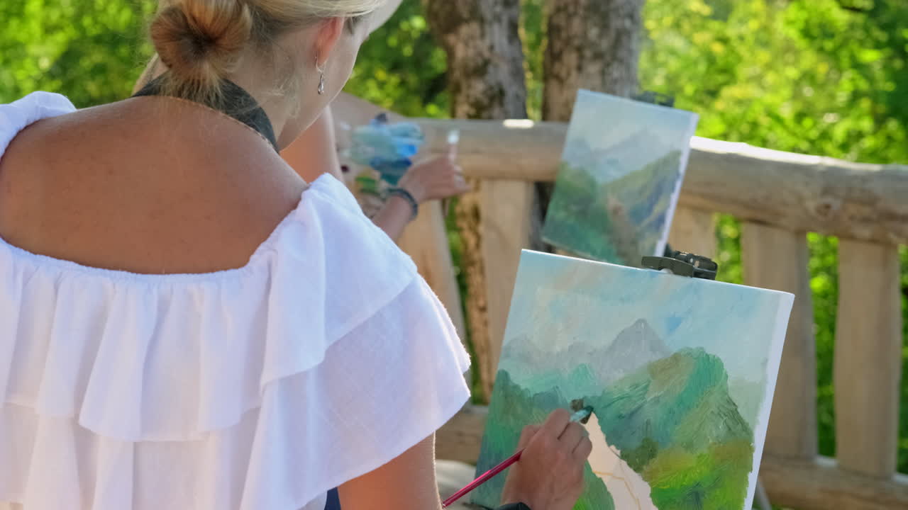 야외에서 풍경을 그리는 예술가들