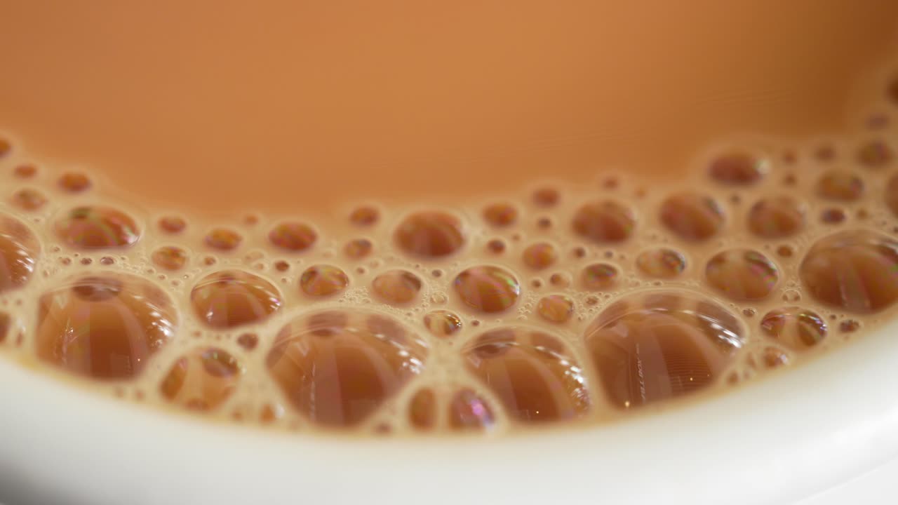 테이블 위에 있는 우유 차 컵의 클로즈업