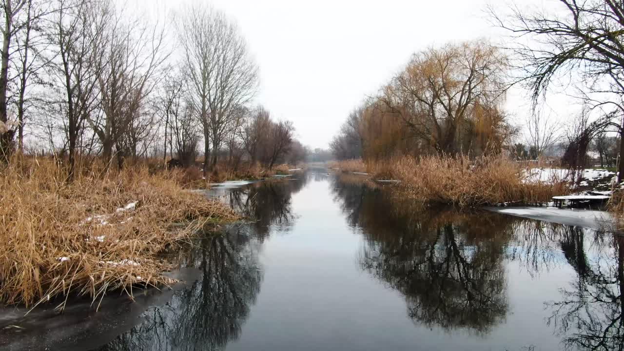 Lav luftbåren overflyvning af Donau-dalens hovedkanal om vinteren på en overskyet dag i Nemesnádudvar, Ungarn