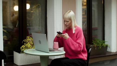 Mujer-Rubia-Charlando-En-La-Terraza