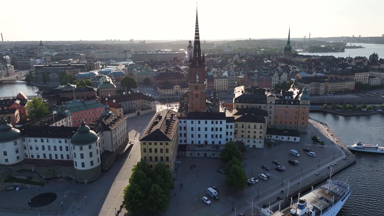 Veduta panoramica aerea della città storica di Riddarholmen con torre della chiesa sul lungofiume, meta di viaggio