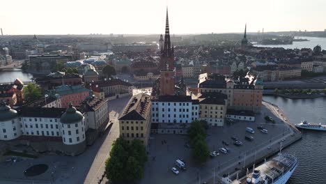 Vista-Panorámica-Aérea-De-La-Ciudad-Histórica-De-Riddarholmen-Con-La-Torre-De-La-Iglesia-Frente-Al-Mar,-Destino-De-Viaje