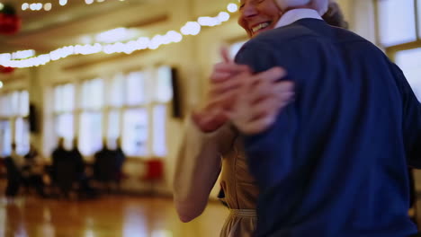 una pareja de mayores bailando.