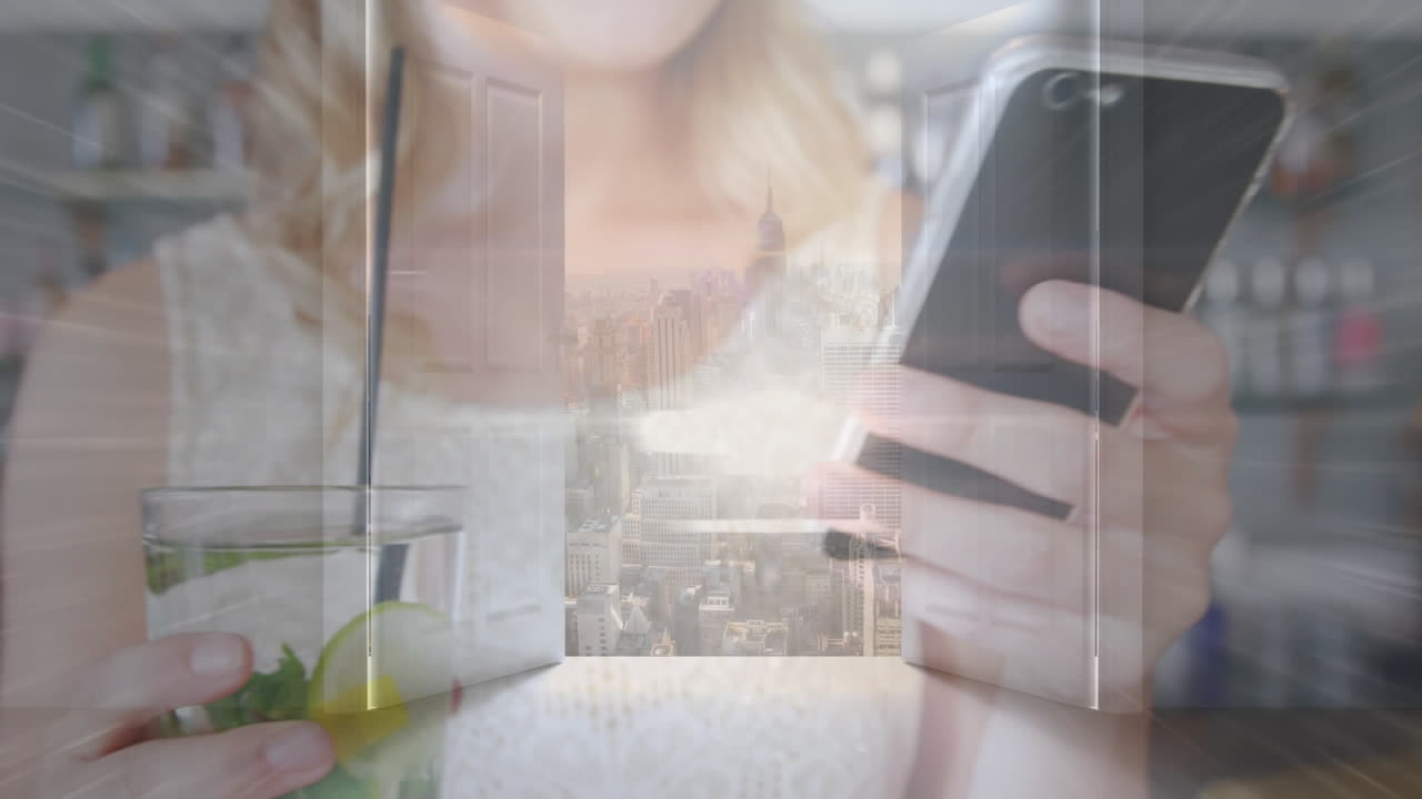 스마트 폰을 사용하는 백인 사업가 여성에 대한 도시 풍경의 애니메이션