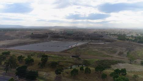 panorámica lateral del avión no tripulado sobre el sitio de la mina