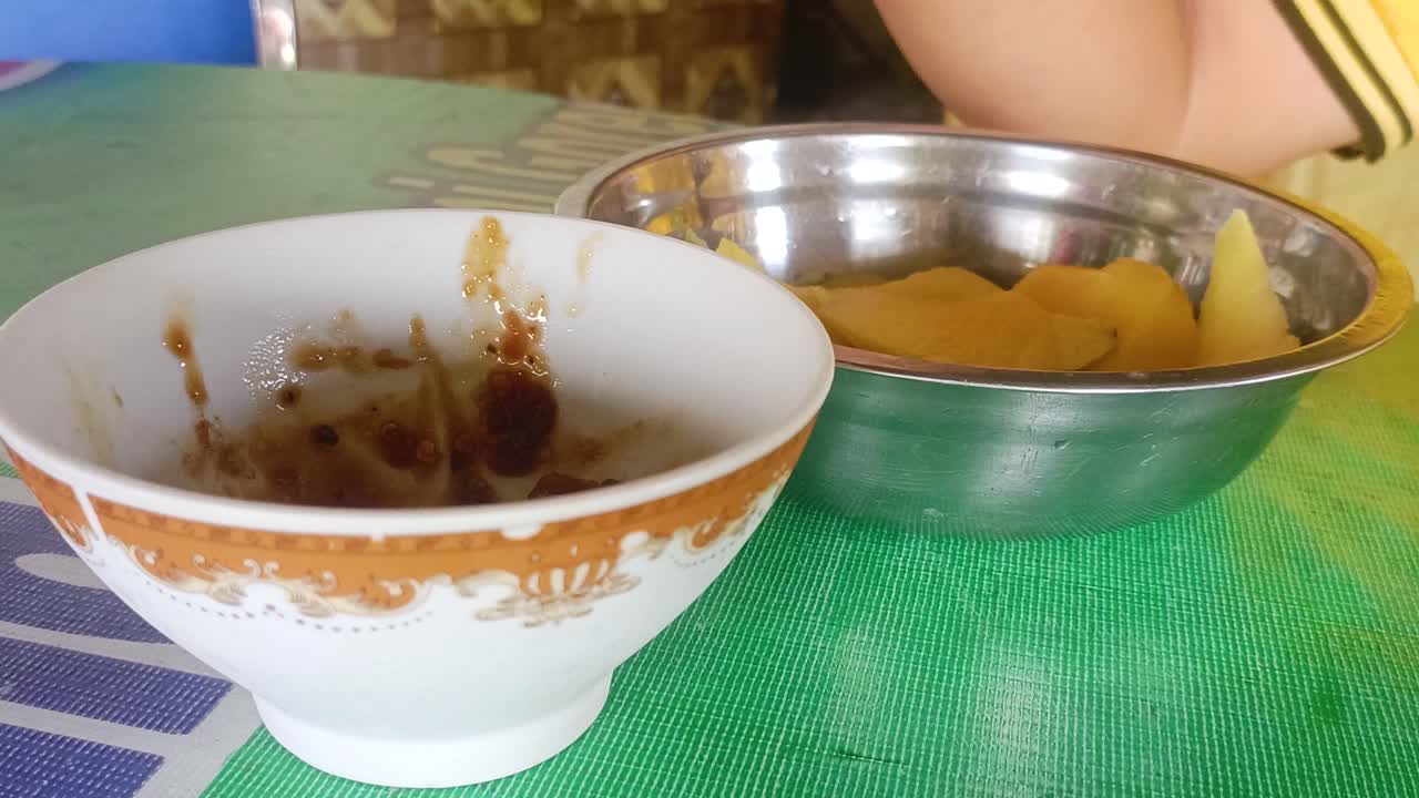 포크 로 캔디 된 과일 을 집어 들고 있는 손