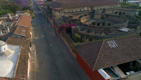 explore la estructura circular y arqueada de las capuchinas, que proporcionaba alojamiento a los residentes hace mucho tiempo.