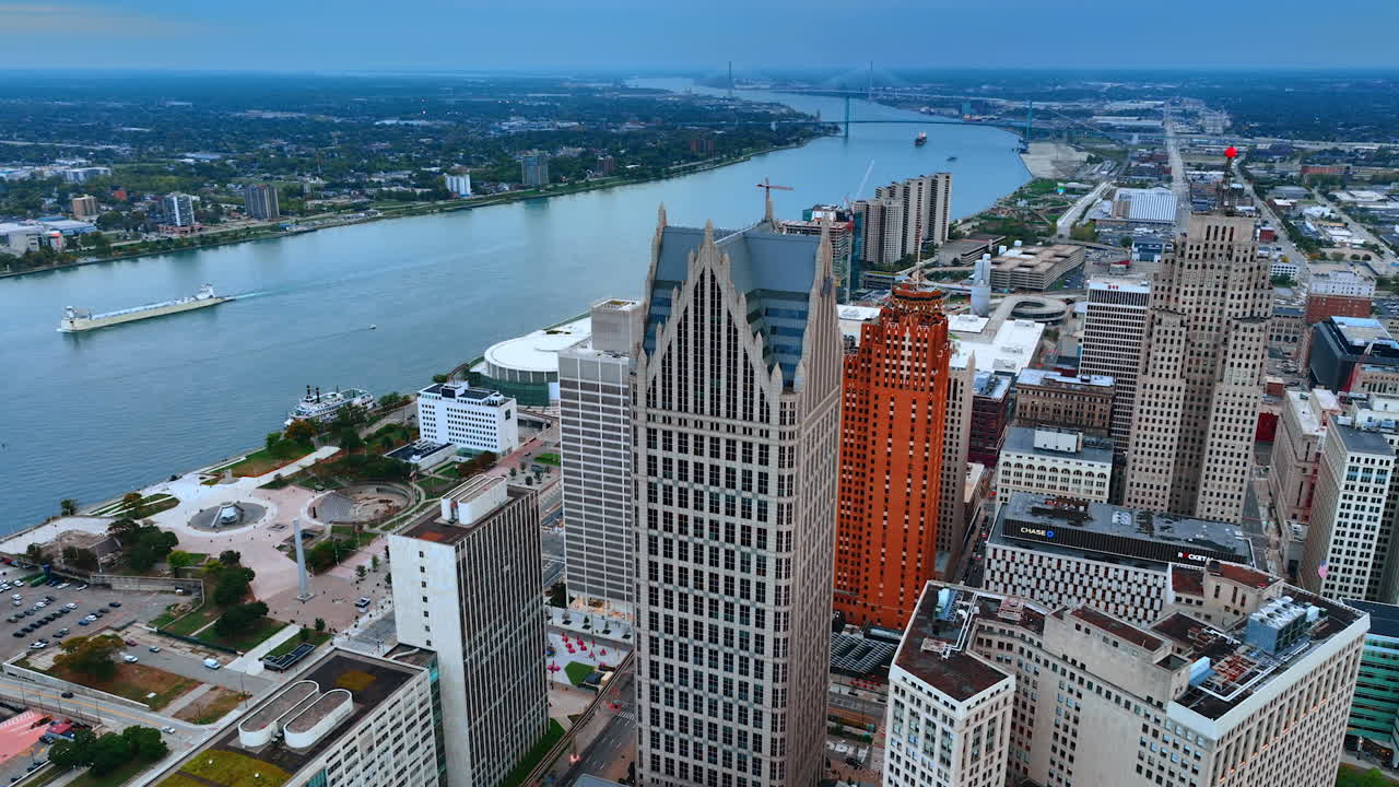 Detroit, USA, 28 luglio 2025: ripresa di un bellissimo edificio, l’One Detroit Center, nel centro di Detroit, Michigan, USA. Vista sul fiume con barche in movimento. Prospettiva aerea