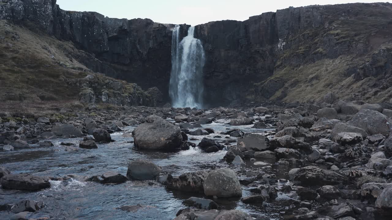 Nærbilde av fossen Gufufoss som ligger i fjellene på Island