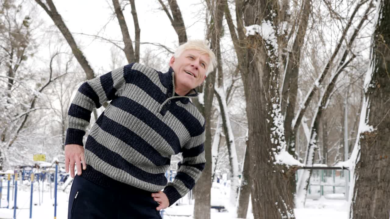 노인 유럽인은 아침 야외 워밍업, 겨울에는 허리 운동, 앞으로 기울어, 건강한 생활 개념.