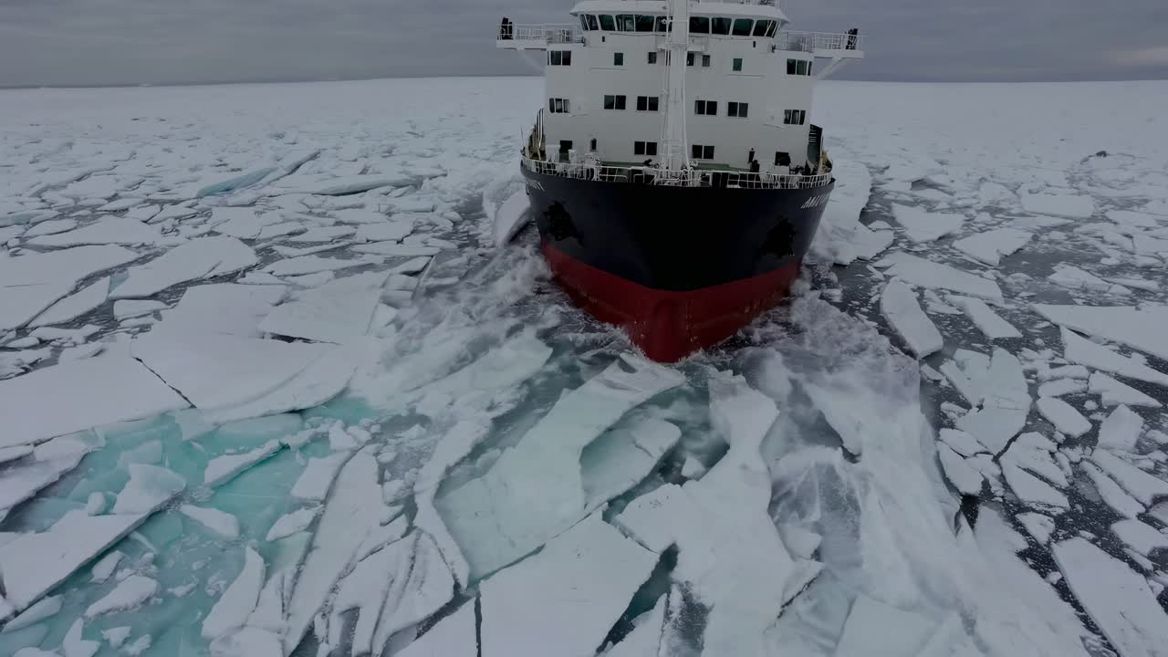 북극 의 어진 얼음 을 가로질러 항해 하는 배