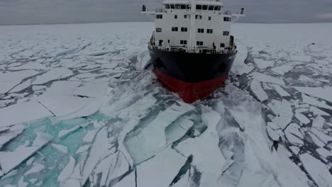 barco navegando a través de hielo roto en el ártico