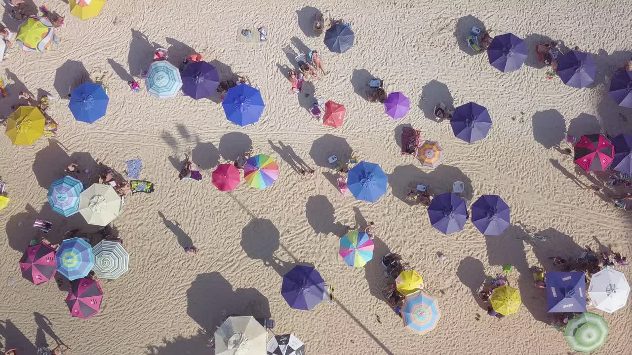 카니발 날 에 모래 와 사람 들 로 가득 찬 구아라파리 의 프라야 도 모로 해변