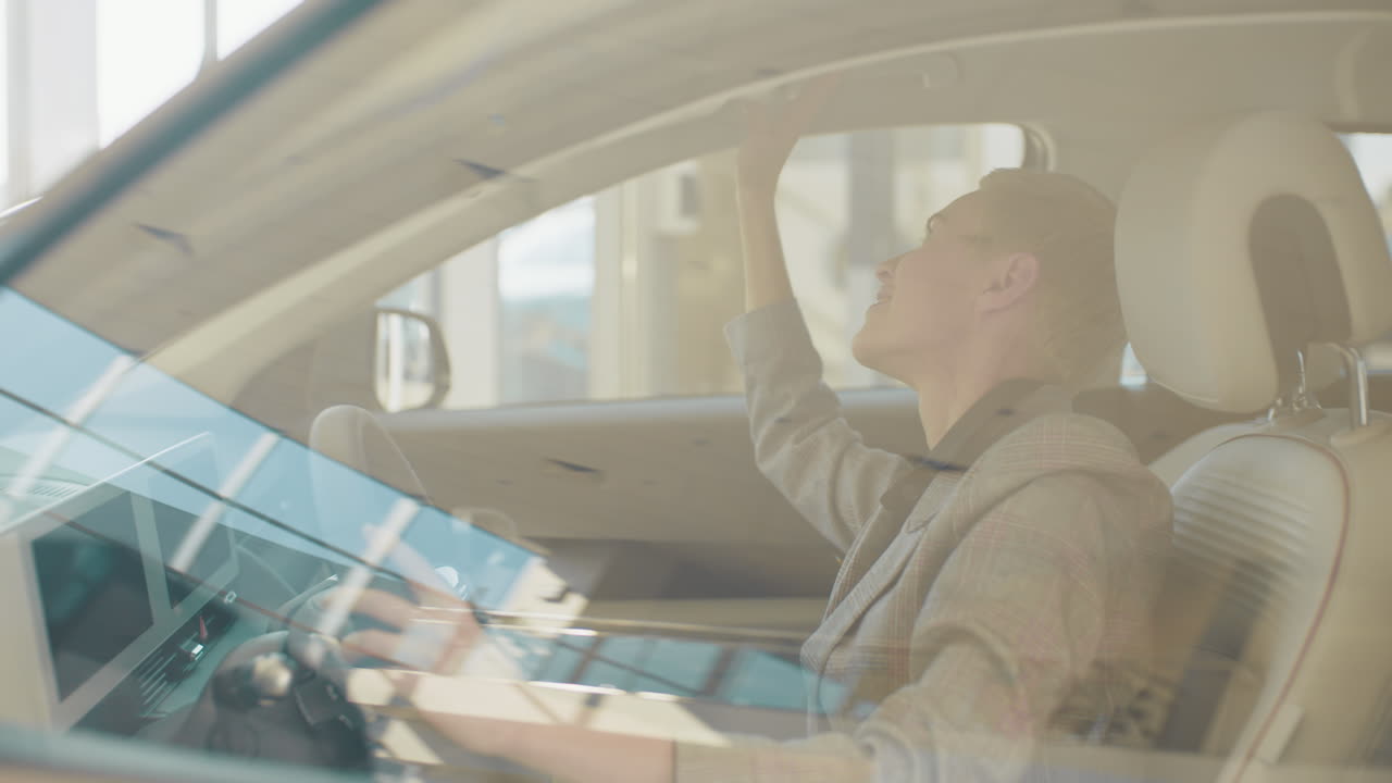 쇼 에서 새로운 차 를 점검 하는 여자