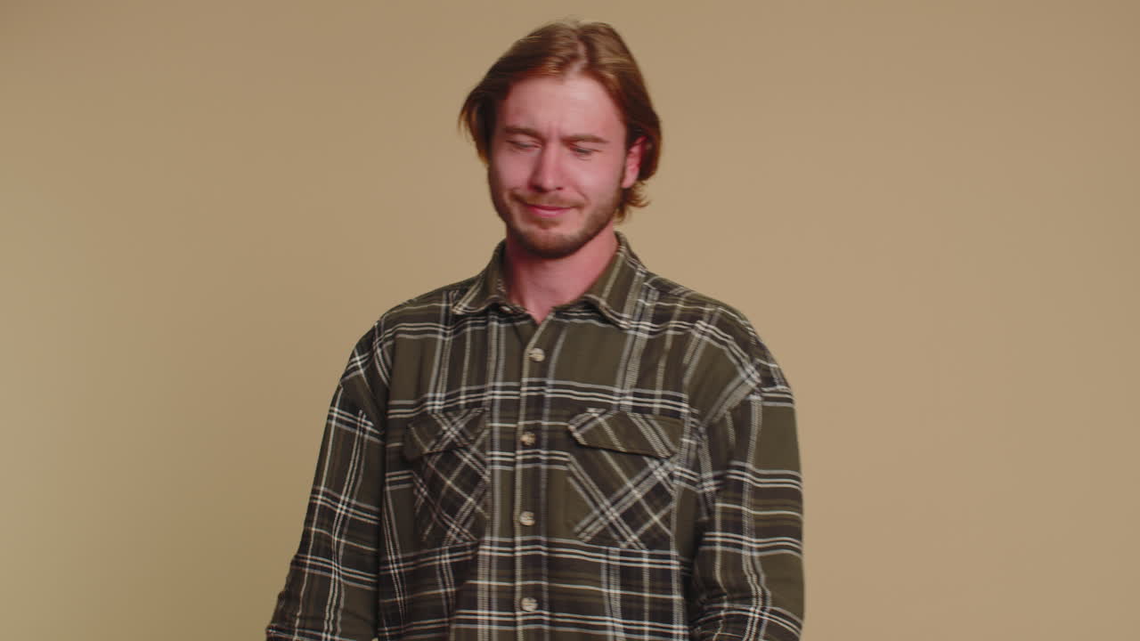 hombre rubio gracioso mostrando la lengua haciendo caras en la cámara tonto, bromeando, simios con cara tonta