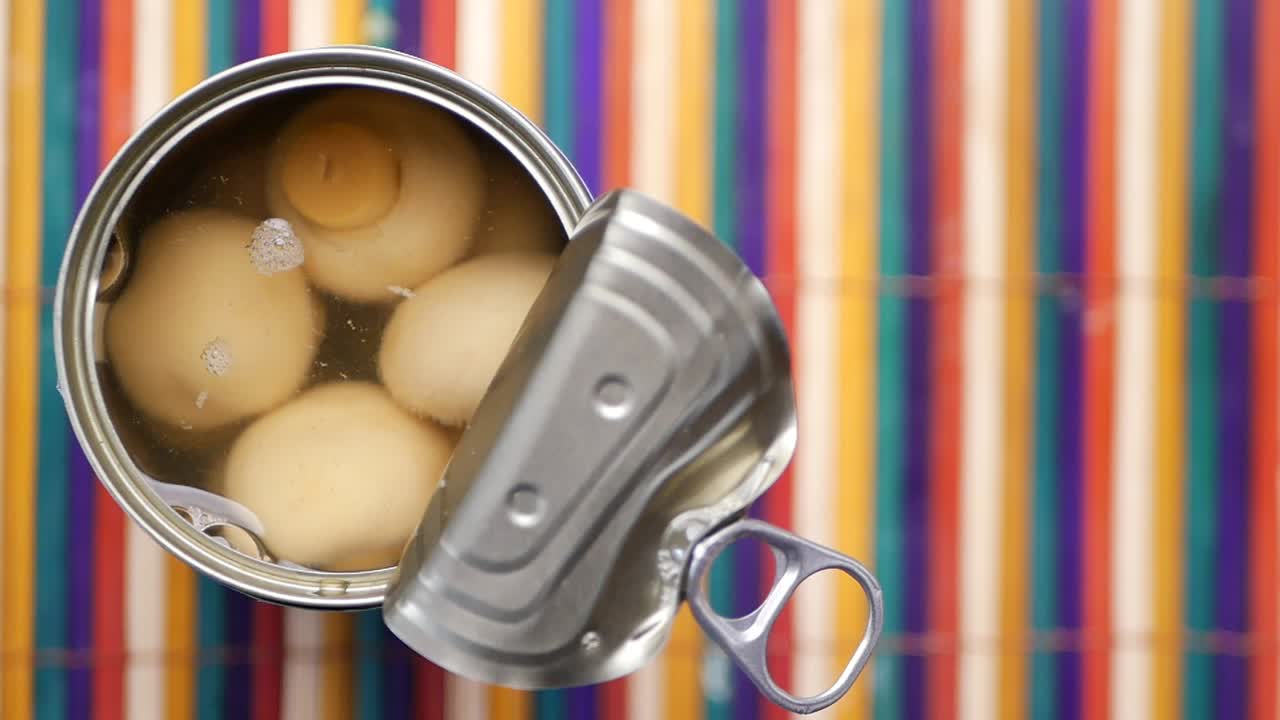 lata abierta de setas enlatadas