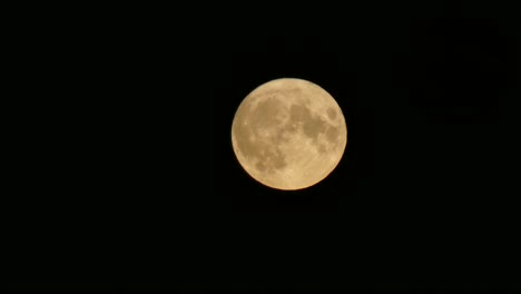 Nahaufnahme-Der-Oberfläche-Des-Orangefarbenen-Vollerntemondkraters,-Der-über-Den-Dunklen-Himmel-Verläuft