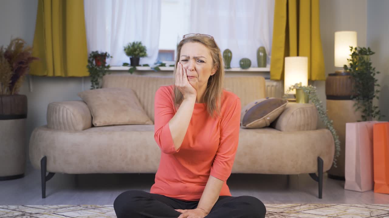 una mujer con dolor de muelas.
