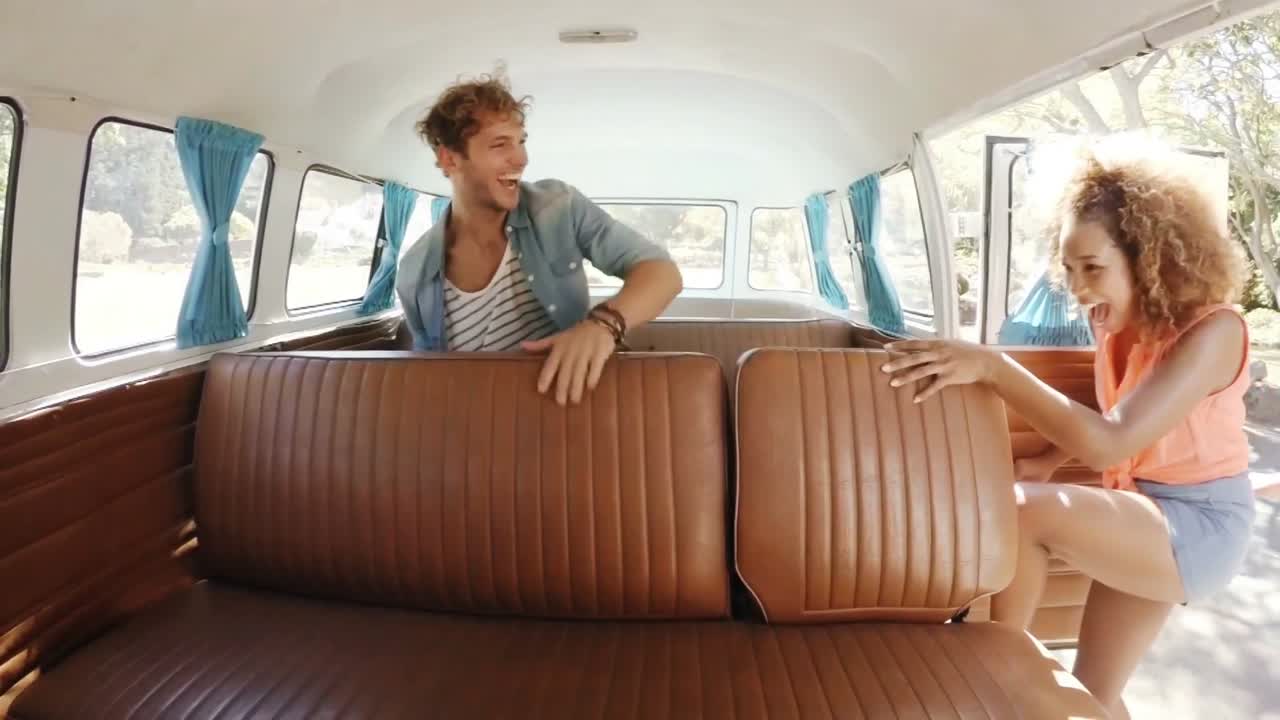 hipsters felices entrando en la furgoneta