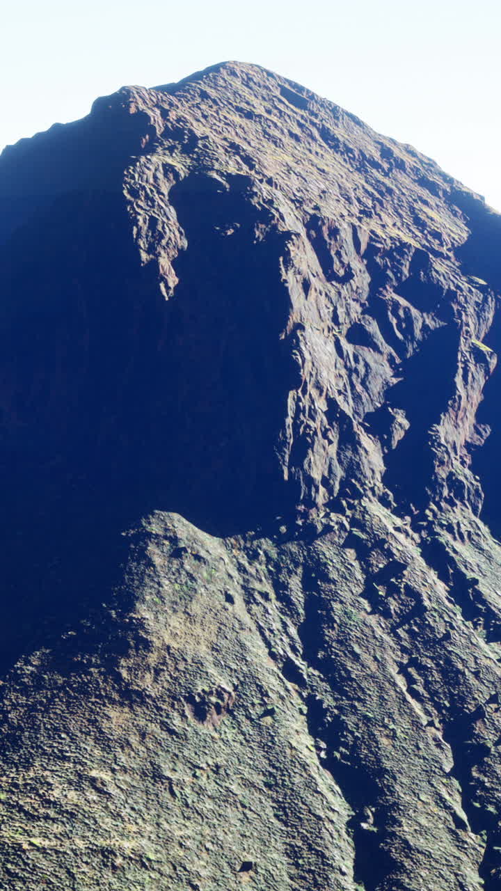 una montaña majestuosa con un pico rocoso