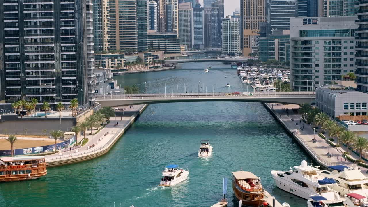 DUBAJ, SPOJENÉ ARABSKÉ EMIRÁTY – 22. února 2019: Malebný záběr plovoucí lodě poblíž krásných budov