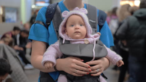 Süßes-Baby-In-Der-Känguru-Trage-Der-Mutter