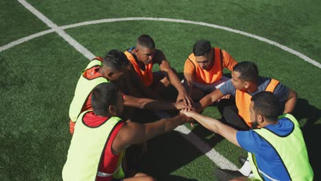 Jugadores-De-Fútbol-Motivando-En-El-Campo