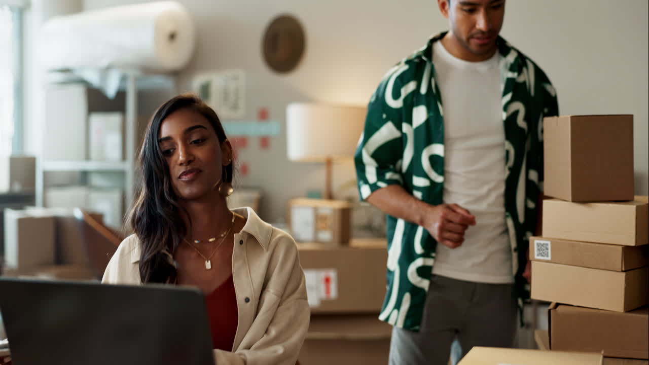 tableta, caja y logística para un pedido en línea