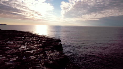 Toma-Aérea-De-La-Puesta-De-Sol-En-El-Lago-Superior