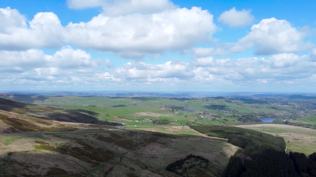 Veduta aerea del Peak District con riserve e il villaggio di Holmfirth.