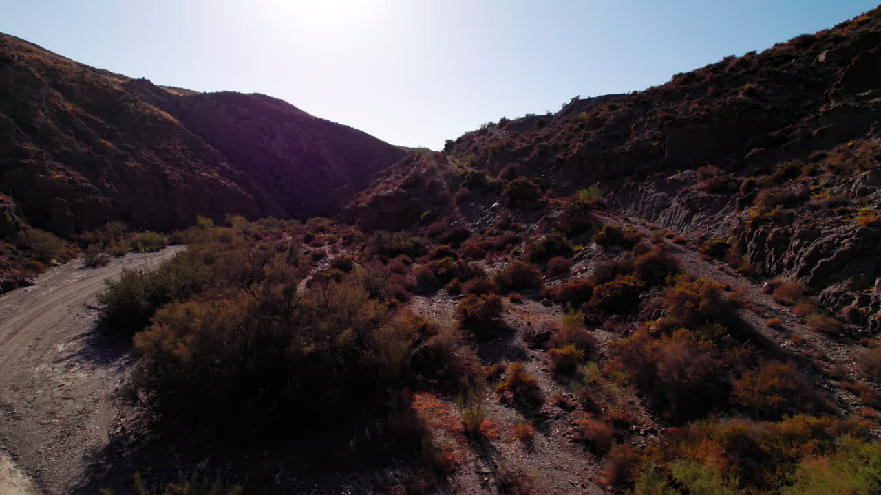 Drone che si sposta verso l'alto per rivelare il paesaggio nel deserto di Tabernas, Almeria, Spagna