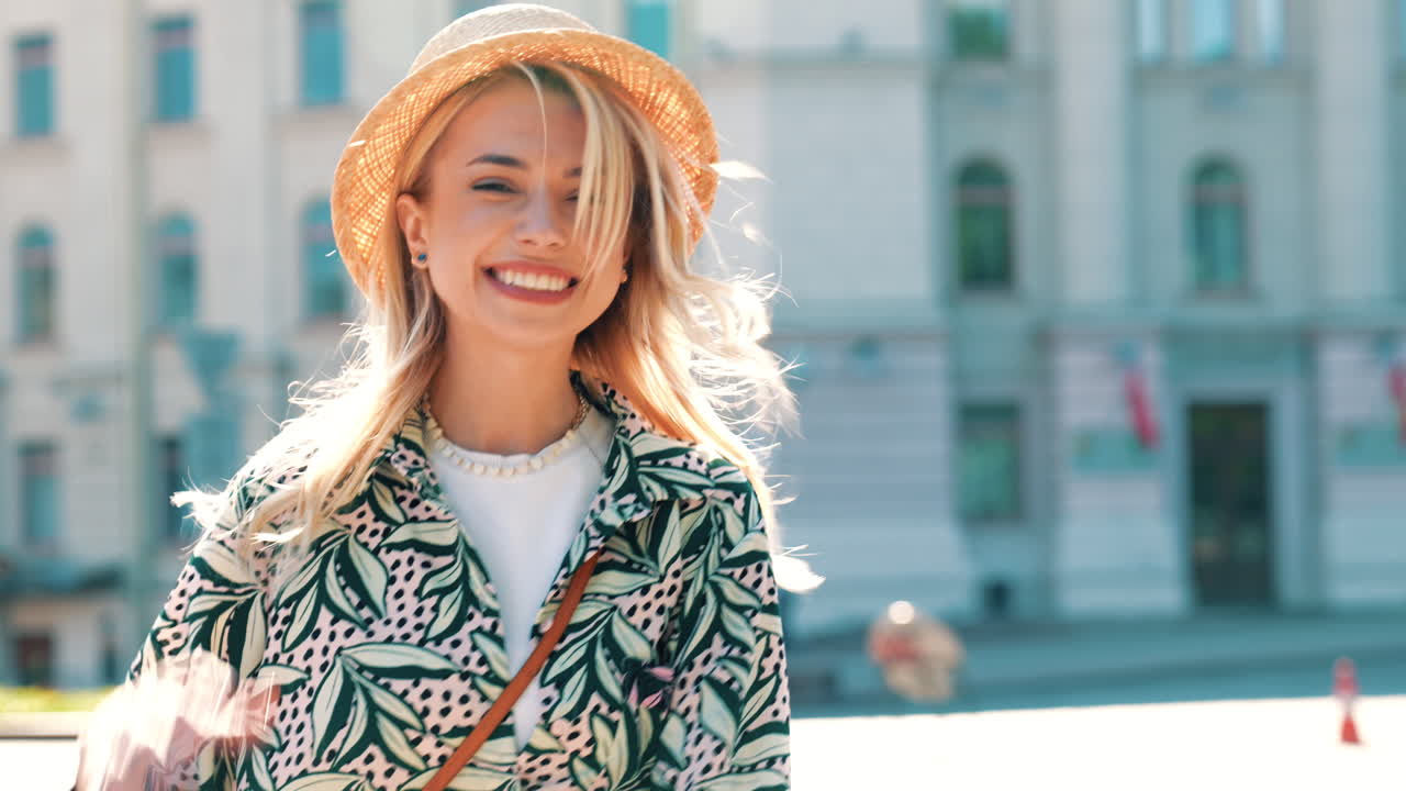 도시 거리에서 행복한 여자