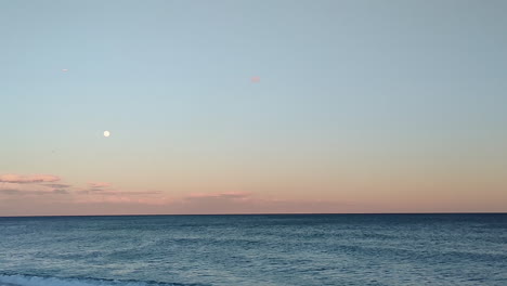 Luna-Llena-Sobre-El-Mar-Mediterráneo-Después-Del-Atardecer