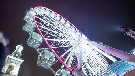 la rueda de ferris girando por la noche
