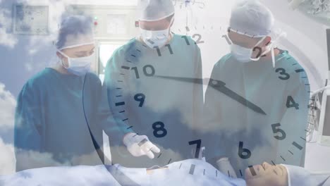 reloj sobre el equipo de cirujanos realizando una cirugía en el hospital contra las nubes en el cielo