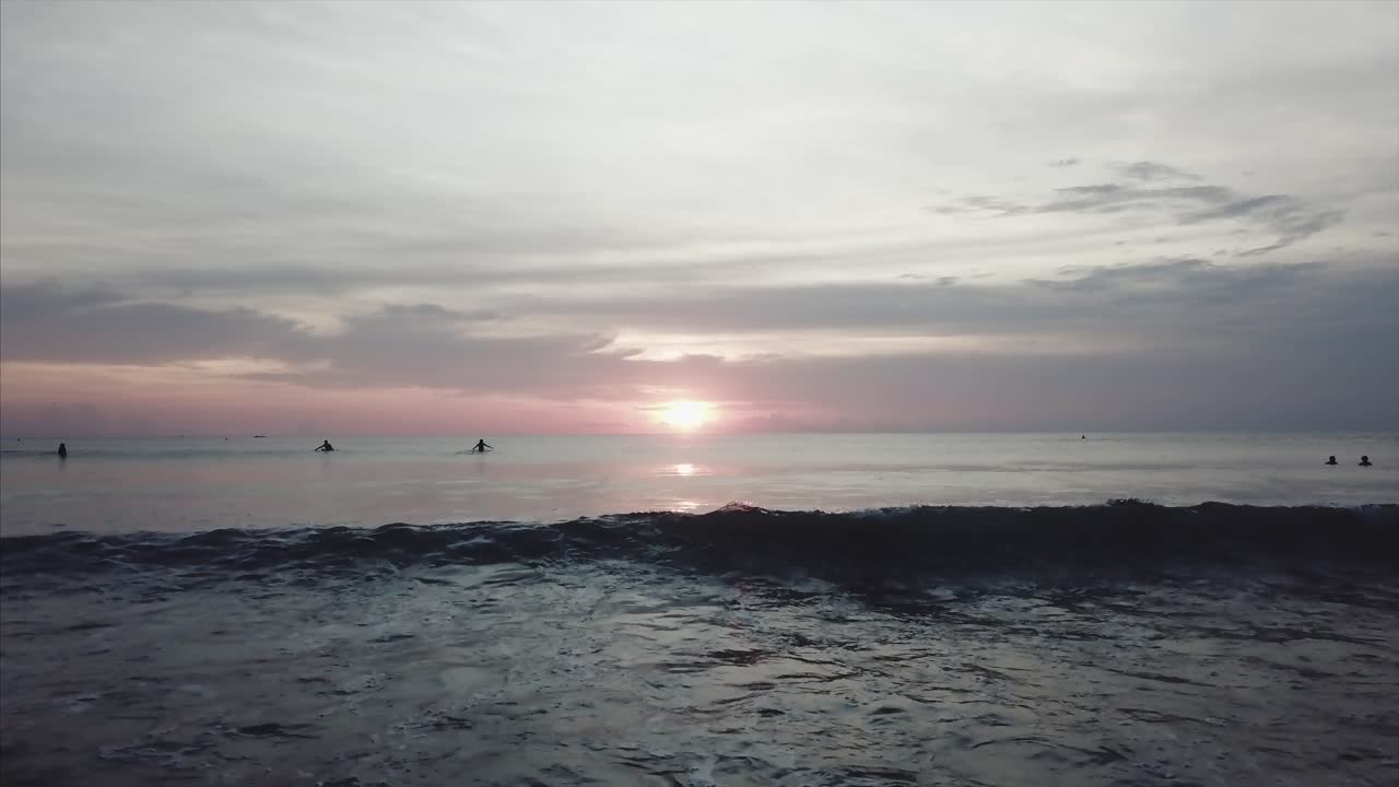 해가 지는 서핑 장면