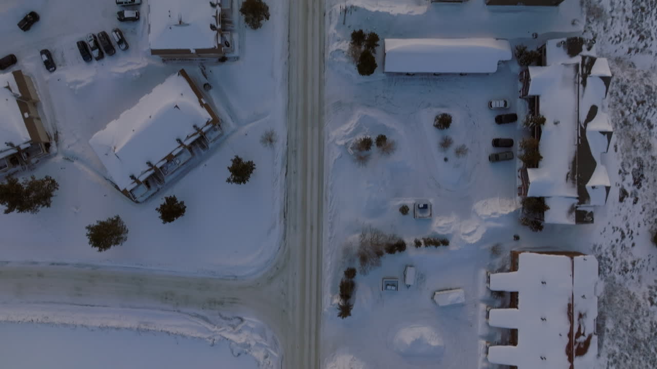 록키 산맥에 있는 주택의 공중 하향식 샷
