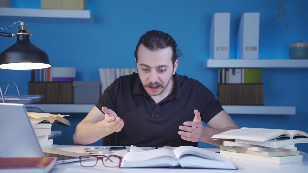 hombre confundido. el investigador, el hombre historiador, se sorprende de lo que lee.