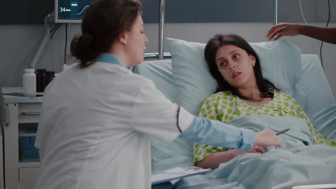 medico che scrive i sintomi della malattia sul blocco e controlla il polso