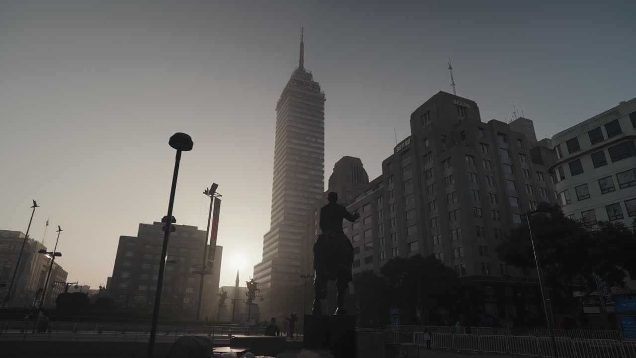 Paisaje urbano con estatuas y edificios históricos al amanecer