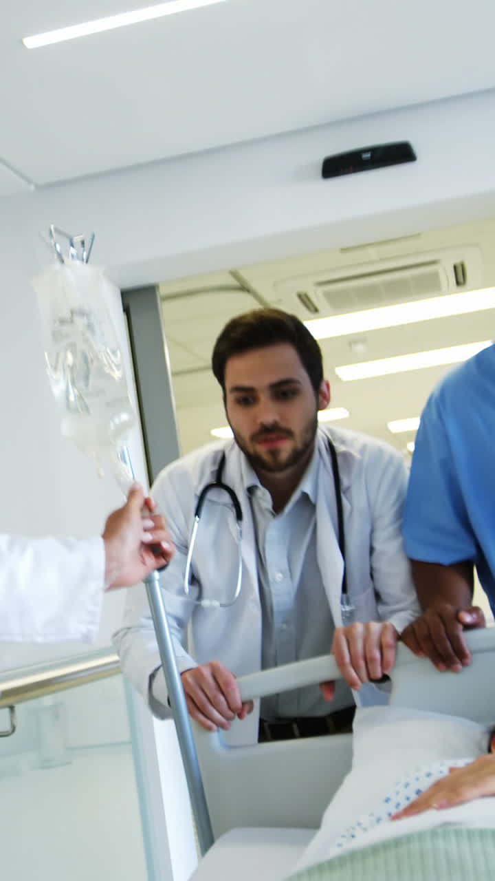 los médicos acuden a un paciente en la uci.