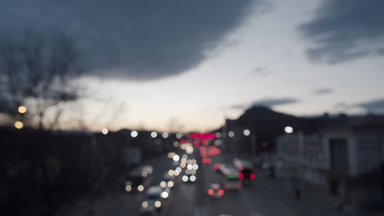 городской трафик в сумерках - размытый размытый ручной концептуальный кадр