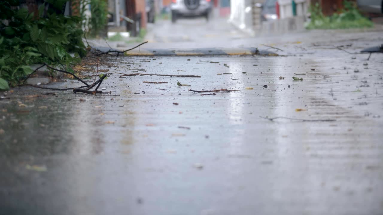 강한 비가 오는 동안 골목길의 을 세우고 있습니다.