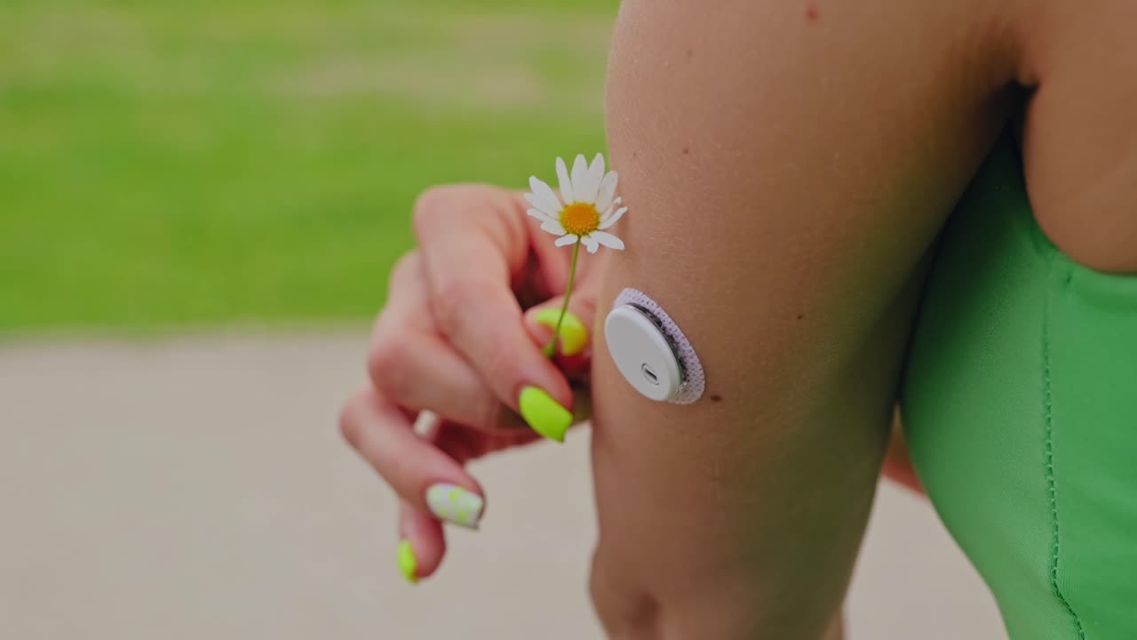 Stile di vita futuristico che mostra un patch CGM con un fiore come simbolo della tendenza del biohacking