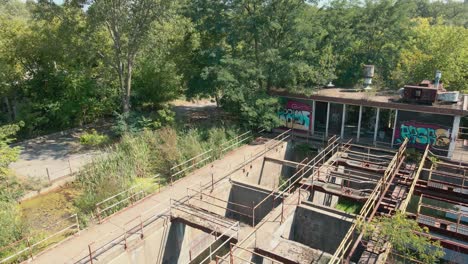 Schwenken-Sie-Auf-Das-Mit-Ausrüstung-Gefüllte-Kontrollgebäude