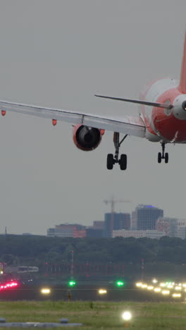 aterrizaje de un avión en un aeropuerto